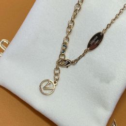 Schöne Designer-Armband für Frauen Liebe Form Anhänger Halsketten Gold Schmuck Halskette Armbänder Marken Kette Hochzeitsgeschenk V22111608