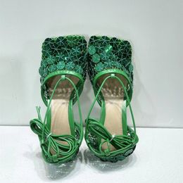 Новая летняя полая хрустальная сетка женские сандалии подлинная кожаная квадратная квадратная квадратная вечеринка Diamond Fashion Syletto Sandals Design High Heel SSIZE 35--42