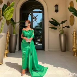 Emerald Green Straight Prom Dresses With Long Train Ankle Length Off Shoulder Strapless Ruched Satin Formal Evening Gowns Women Mother Party Dress 2023