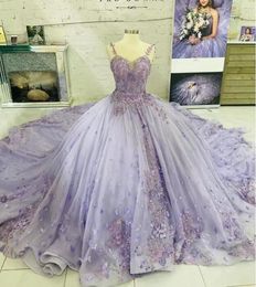 Quinceanera Lilac Dresses D Flollal Aptique Butterflies Spaghetti Strapsコルセットバックハンドメイドフラワーズカスタムメイドの甘いプリンセスパーティーボールガウン