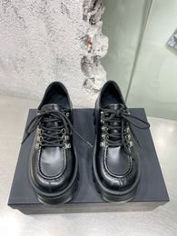 Piccole scarpe in pelle con suola spessa in pelle stile britannico nuove scarpe in vernice con lacci in spugna tacco alto Lefu per donna nell'autunno 2022