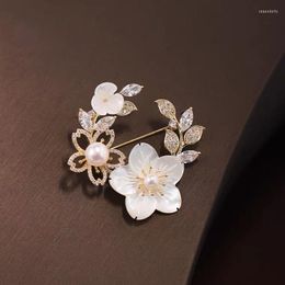 Brooches Women Girls Flower Wreath Pearl Crystal Vintage Fashion Shell Elegant Badges Jewellery Lady Wedding Banquet Pins Brooch