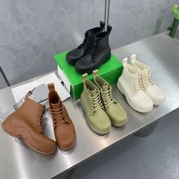 2023 stivali da pioggia firmati tinta unita da donna moda di lusso Nero bianco marrone beige Onda linea di fondo stivali di gomma portatili antiusura Scarpe con plateau col tacco alto