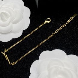 Collane con ciondolo di design di gioielli Braccialetti per feste di nozze Catena di gioielli Marca Lettera semplice Ornamenti da donna Collana in oro