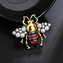 Retro Gold Color Rhinestone Bee Brooch Pin Pearl Flying Insect Brooches for Women and Men Honeybee Corsage Unisex Clothes Broach H2914