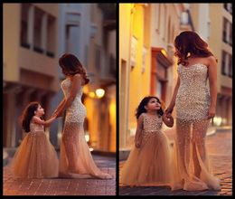 Mutter und Tochter passende Kleider Mermaid Tüll Perlen Abschlussball Kleider elegant lange formale Abendkleider Blumenmädchenkleider8353245