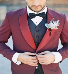 Nuevos dise￱os m￡s recientes trajes de boda de hombres rojos trajes de boda formal 2 piezas Flacy blazer Croom personalizado Tuxedo Terno Masculino CAKECP8865795