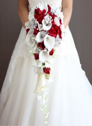 Flores de boda en cascada Bouquets de mariaje rojo rosa blanca lirios con perlas artificiales y decoraci￳n de diamantes de imitaci￳n 2831431