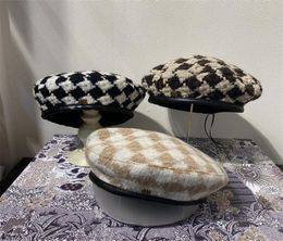 2021 Дизайнерская кепка Женщины Hatsd Family Beret Corean Fashion Street Po Show Feat Small Wool Hat осень зима, новая ежедневная ежедневная версии LHP06762208