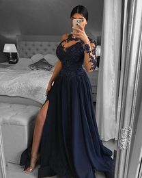 En axel marinblå dubai aftonklänningar långärmad a-line split satin spets pärlor formell prom klänning robe de soiree