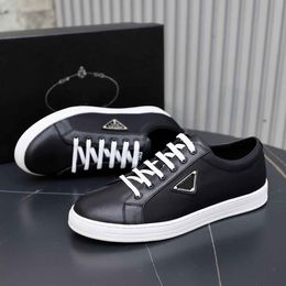 Berühmtes Design Triangle Herren-Sneaker, Schuhe, gebürstetes Leder, Skateboard, Walking, Schwarz, Weiß, Technologie, Walking, ausgezeichneter Sportrabatt