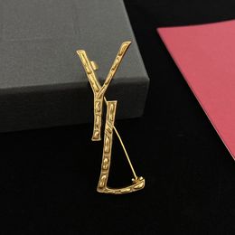 Luxury designer brooch letters classic high class feel versatile jumper brooch gift fashion simple light luxurys good