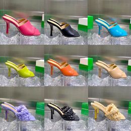 2023 Designer Reine Farbe Quadratischer Kopf Slides Hausschuhe Damen Luxus Sexy Leder Outdoor Weinglas High Heels Sandalen Damen Flacher Mund Diamantform Slipper Schuh