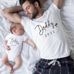 Family Matching Outfits Funny Baby Daddy Clothing Simple Pregnancy Announcement Look T Shirt Dad Clothes 221122