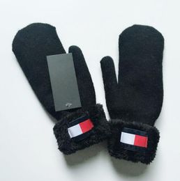 Knitted Gloves classic designer Autumn Solid Colour European And American letter couple Mittens Winter Fashion Five Finger Glove Black Grey 8610