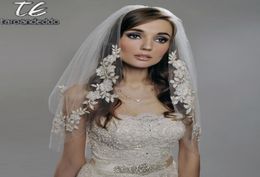 Reals Longitud del codo 75 cm Velo corto Dos capas Appliques Whiteivory Wedding Velo con perlas Beading Bridal Veil2728752