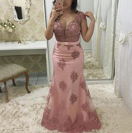 花嫁のドレスの淡いピンクの人魚の母親のサイズシアージュエルキャップスリーブビンテージレース長いイブニングドレス