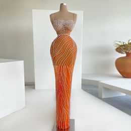 Spaghetti -Gurte Orange Meerjungfrau Abendkleider Kristall lang Abschlussballkleid Scheide bodenlange Schwanzpartykleid