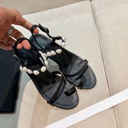 Mode-Daumen dicke Fersenflip Flops neue Sommerflip-Flops mit Perlen Sandalen Frauen schwarz-weiße Aprikose Tricolor Temperament Schuhe