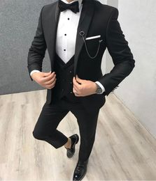 Neues Design Black Groomsmen Wedding Tuxedos Mitte für Bräutigam Smokedos Business Herren Anzug 3 Stück Party Suitjackethose V8351696