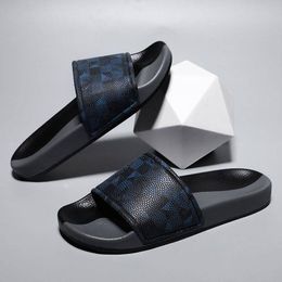 Slippers de verão Men Personalidade de moda ao ar livre confortável luz casual não deslizamento de praia Tamanho 39-45