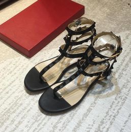 Tasarımcı perçinleri sandalet düz dip düğün ayakkabıları gerçek deri siyah mat üç kemer kutu ve toz torbası ile flip sandal 35-44