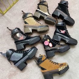 Kadın Tasarımcı Ayakkabıları Martin Çöl Boot Flamingos Aşk Ok% 100 Gerçek Deri Madalya Kaba Kaymaz Kadın Ayakkabıları Boyut US5-11 NO 13