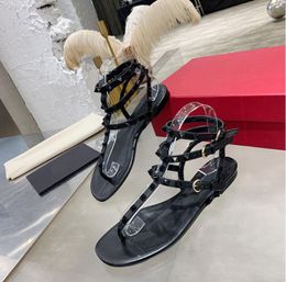 Designer Sandales plates rivets chaussures noires mates v￩ritables classiques en cuir trois ceintures Peep Toe Wedding Chaussures avec bo￮te rouge et sac ￠ poussi￨re 35-44