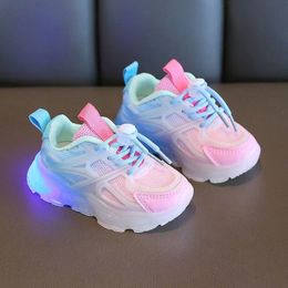 Tênis lideraram crianças sapatos brilhantes meninas luminosas iluminando correndo de verão crianças respiráveis ​​tênis de malha 221125