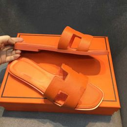2022 Designers chinelos de designers Sandálias clássicas sapatos de couro genuíno linear lascas de salto lastro de praia com pó de pó tamanho 34