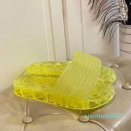 2021 Clear Jelly PVC Sandallar Kadın Lüks Tasarımcı Terlik Şeffaf Parlak Havuz Katırları Slaytlar Leydi Kauçuk Kayma Kum xx1