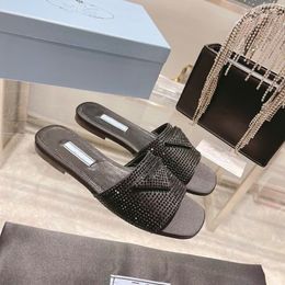 Sandalen Damen-Kleiderschuhe Hochhackige Damen-Sandale Luxus-Designer-Plateau-Absatz Klassische dreieckige Schnalle Verzierter Knöchelriemen mit flachem Boden Fabrikschuhe