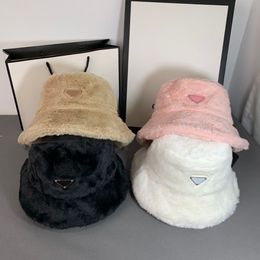 2022 패션 브랜드 디자이너 버킷 모자 남성 여자 가을과 겨울 플러시 단색 따뜻한 금속 삼각형 모자 선물