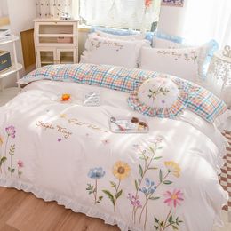 Defina a cama de cama de estilo pastoral branco Flores bordadas de bordados conjunto de algodão com tampa de linho de linho de linho de linho de lençóis.