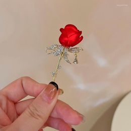 Brooches Korean Rhinestone Rose Flower Brooch Metal Crystal Enamel Lapel Pins Party Casual Fashion Jewelry For Women Accessories