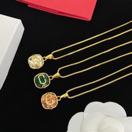 High Classic Crystal Necklace V Letter Brand Designer Pink Girl 18K Gold Plated Pendant Necklaces Womens Fashion Luxury Jewelry For Lady Birthday Party Gift
