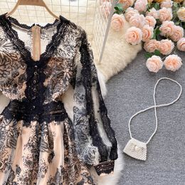 Court Style in Spring 2024 New Women's Vintage Heavy Industry Embroidery Lace Mid Length Dress
