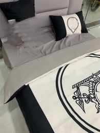 Fashion Designer Bedding Set Printed Bed Sheet Fashion Comforter Comfortable Pillowcases Sets HT626 Famous brand