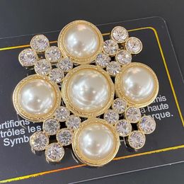 18K Gold Plated Brand Designer Letters Brooch Fashion Famous C Double Letter Brooches Pearl Luxury Couples Crystal Rhinestone Suit Pin Jewellery Accessories