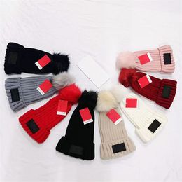 Fashion Letter Knitted Hats Winter Pompon Beanies Luxurys Fur Pom Skull Caps Designer Bonnet Women Girls Crochet Hat Outdoor Warm Beanie Trendy Ear Muff Xmas