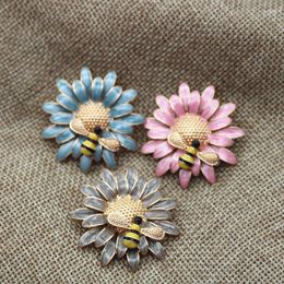 Brooches 1 PC Pin Daisy Flower Series Bee Pink Enamel Elegant Women Brooch Clothing Accessories 40mm X