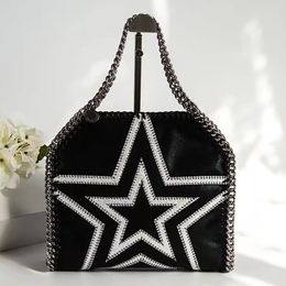 Falabella Mini-Einkaufstasche, Maxi-Umschlagtaschen, diamantgeschliffene Kette, goldfarbenes, recyceltes Messing, zwei Tragegriffe an der Oberseite. Luxuriöse Designer-Handtaschen