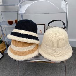 Women Designer Beanie Lamb Wool Warmth in Autumn and Winter Skull Caps Couple Dating Travel Fashion Street Photography Bucket Hats