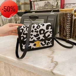 Designer Bags Texture Box Tofu Womens 2024 Autumn and Winter New Leopard Triumphal Arch Small Square Wide Shoulder Belt Msenger Factory Direct Sale