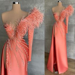 Sexig prom 2022 klänningar fjäder kristallpärlor en axel långärmad sida delad satin golvlängd sjöjungfest aftonparty klänningar special ocn bär