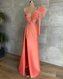 2022 Sexy Evening Dresses Wear Feather Crystal Beads One Shoulder Long Sleeve Side Split Satin Floor Length Mermaid Prom Party Gowns Special Occasion Wears