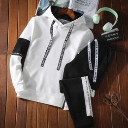 Erkeklerin eşofmanları sonbahar moda mektubu baskı sweatshirt seti uzun kollu kapüşonlu eşofmanlar parça gündelik jogger kazak sokak giysileri G221011