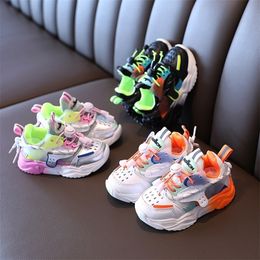 Sapatos esportivos de moda de bebê em primeiro lugar para meninos coloridos tênis coloridos bebê de fundo macio respirável ao ar livre sapatos para crianças por 16 anos 221011