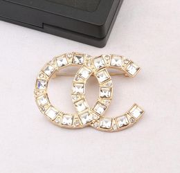 23ss 2 cores Marca de Luxo Designer Letras Broches Broche Banhado a Ouro 18K Cristal Pino de Terno Pequeno Doce Vento Jóias Acessório para Presente de Festa de Casamento