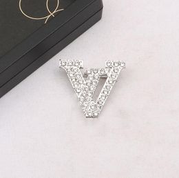 2colors Brand Designer V Letters Brooches 18K Gold Plated Brooch Crystal Suit Pin Small Sweet Wind Jewellery Accessories Wedding Party Gift